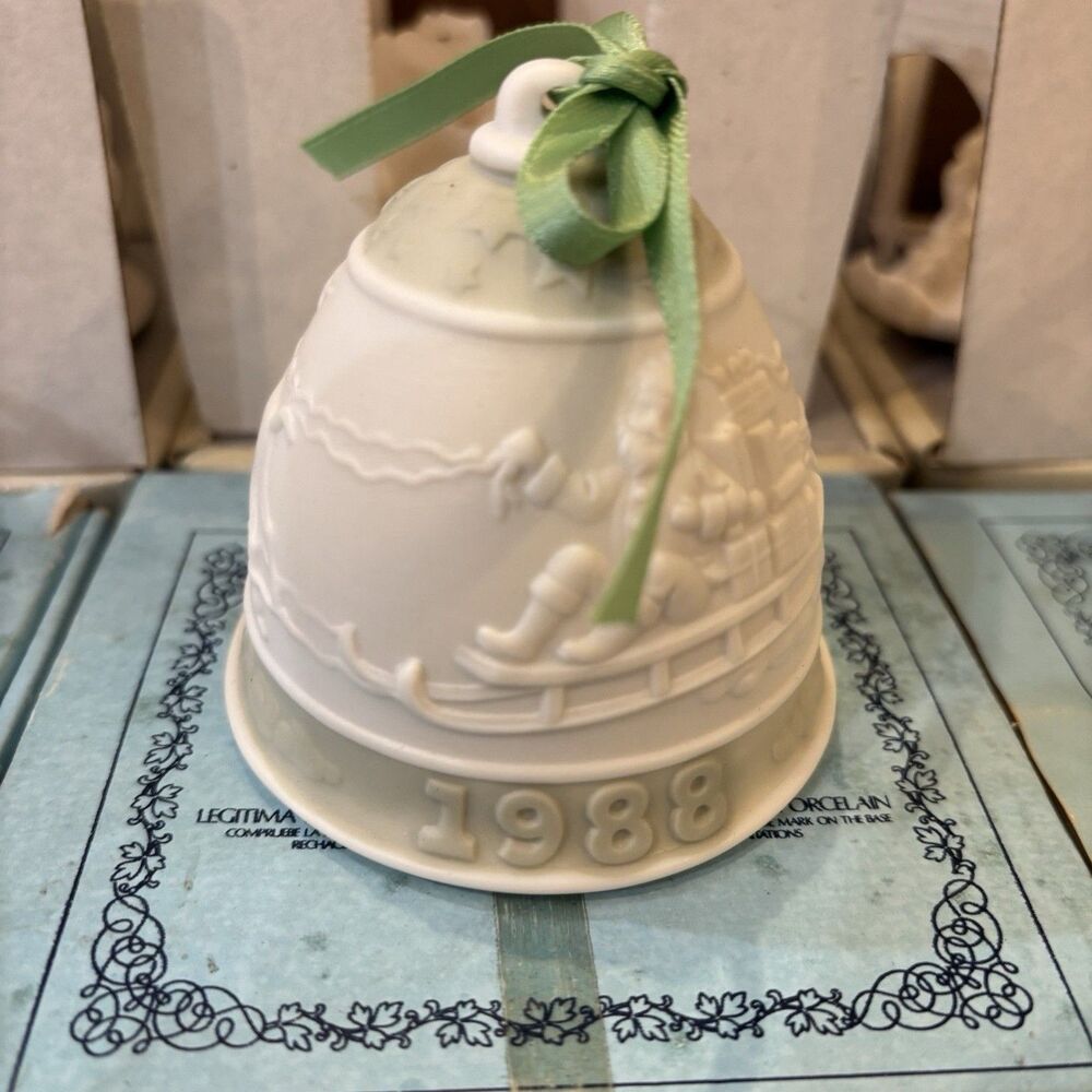 LLadro Christmas Bell 1988 Ivory Matte Porcelain in box Annual Edition